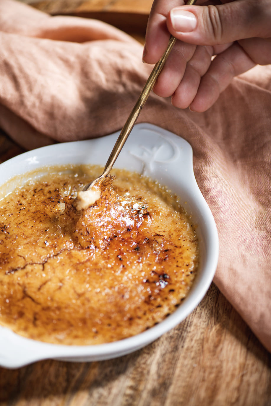 Crème brûlée tradicional con superficie caramelizada, lista para degustar