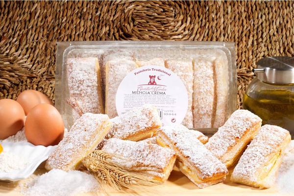 Milhojas de crema tradicionales Castillo Moriles con ingredientes frescos.